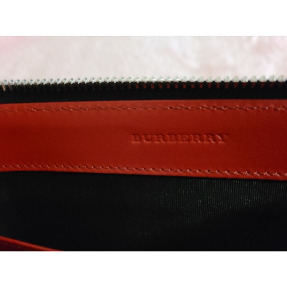 Authentic New Burberry Wristlet - Picture 5 of 6